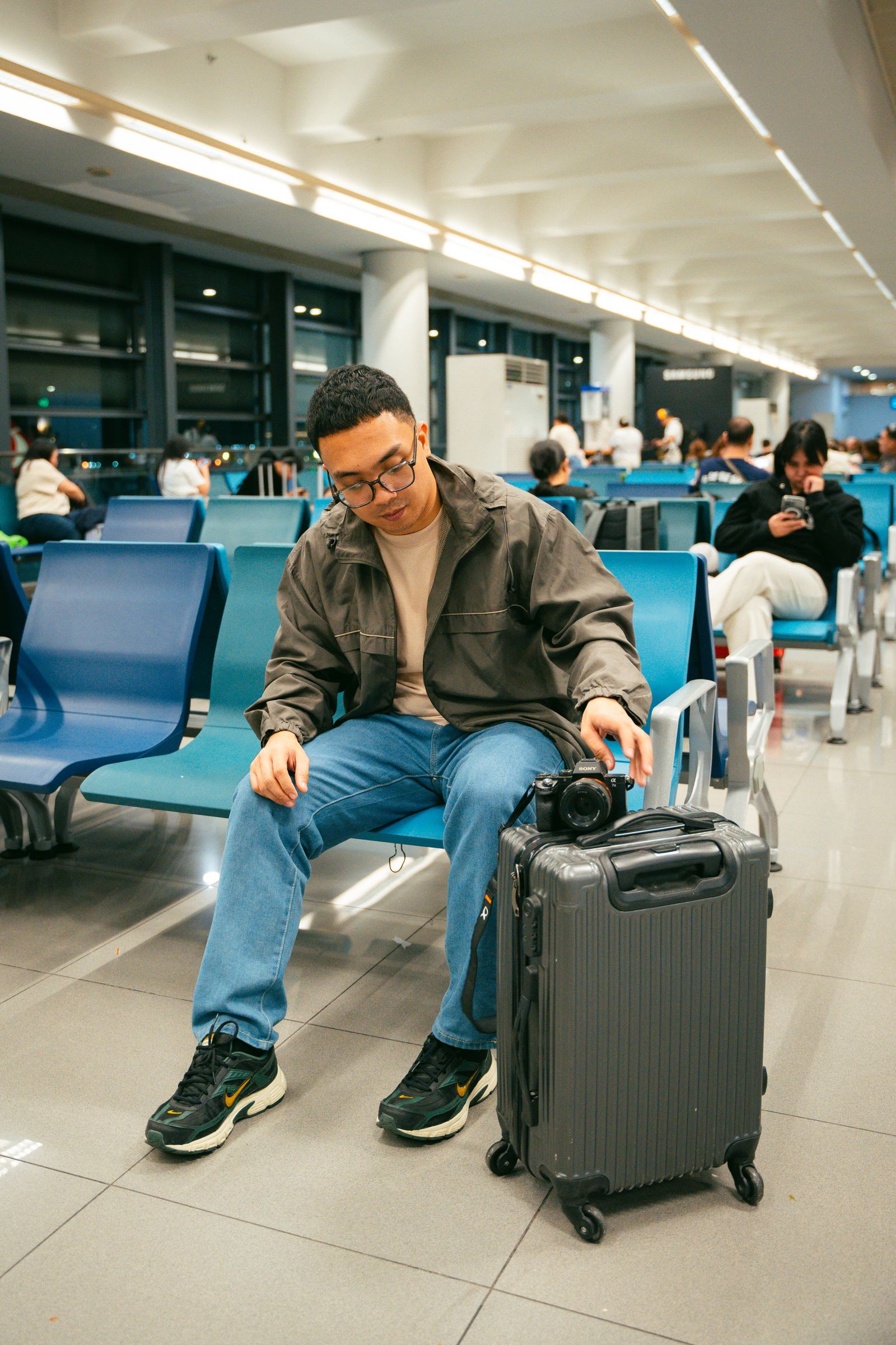 Voyageur avec ses bagages dans un terminal